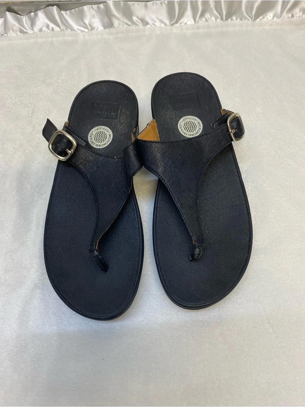 FitFlop The Skinny Black Leather Thong Buckle Wedge Slide Sandals Women's Sz 7